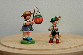 祭りがモチーフのエルツ地方の木彫り人形