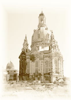 完成した聖母教会。白い部分は新しい石で作られている。