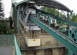 丘側の駅