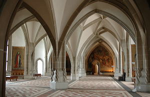 マイセン・アルブレヒツブルク、天井の形が美しい城内の広間